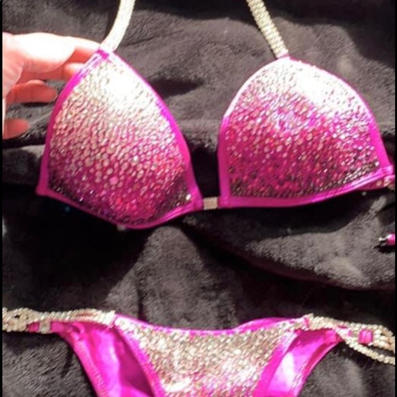 Muscle Dazzle Ombré Pink bikini competition suit - Picture 4 of 7